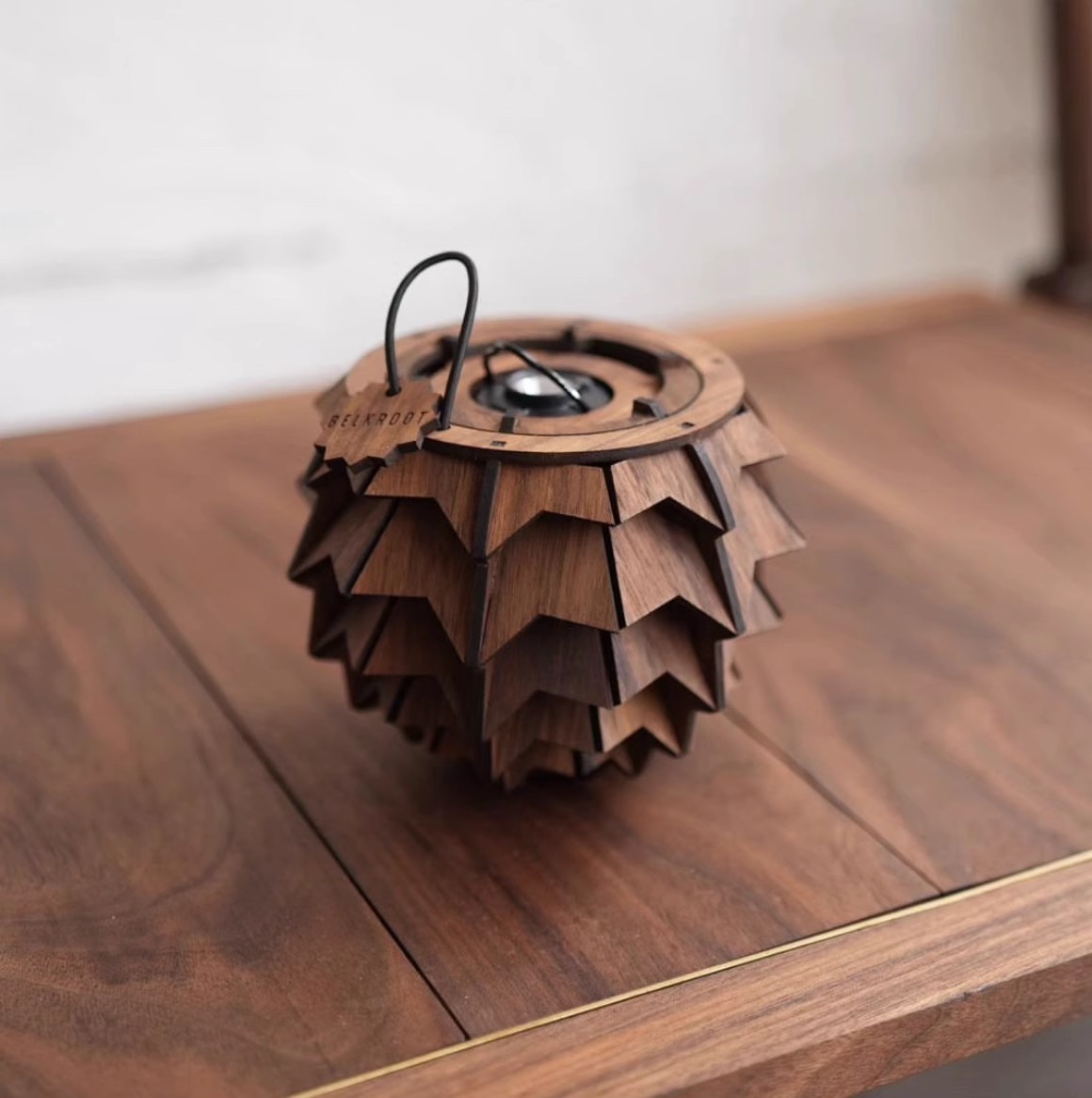 Outdoor Lighting Black - غطاء مصباح مخروطي من خشب الصنوبر